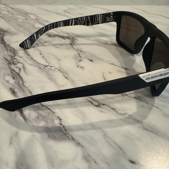 Quiksilver polarized mirror sunglasses. - Picture 3 of 6